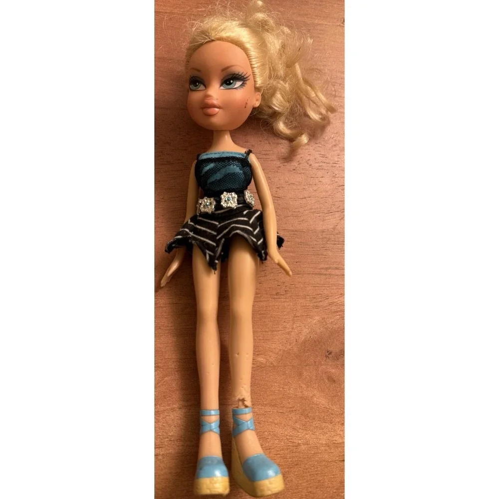 Vintage Bratz 2001 MGA Doll & Treasures Cloe Outfit‎